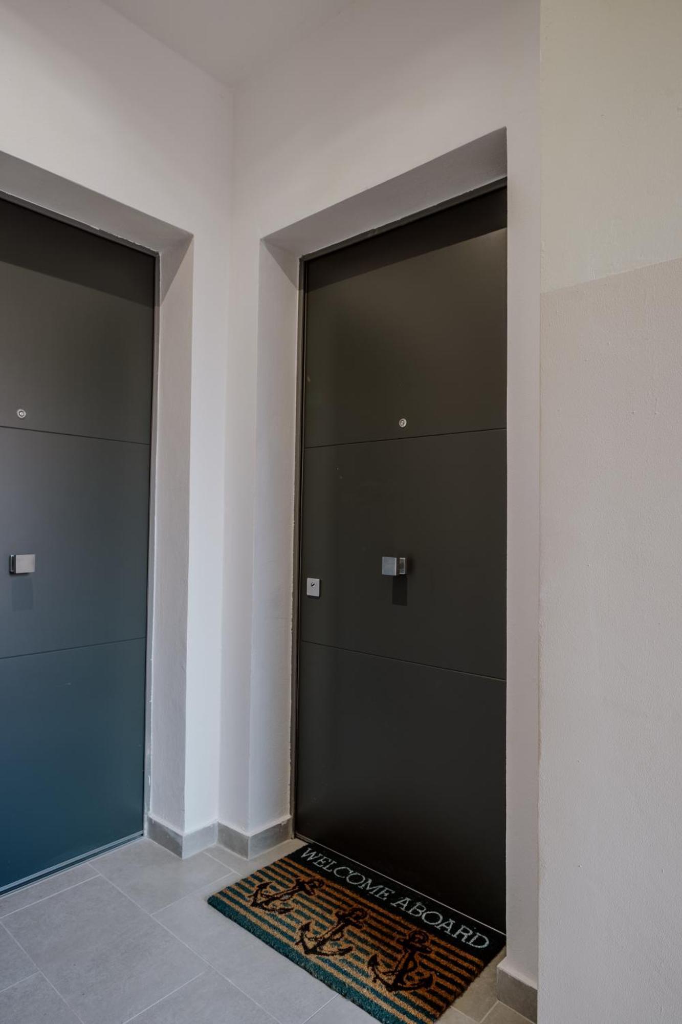 Elegante Appartamento In Marina Trieste Exteriör bild